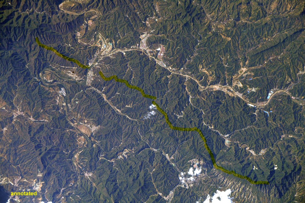 Astro_Alex's tweet photo. Eine der häufigsten Fragen an mich ist: "Kann man die Chinesische Mauer von der #ISS aus sehen?" Ich glaube ich habe nun endlich die Antwort gefunden: Mit bloßem Auge schwierig. Aber ich habe es mit einem 800 mm Tele probiert. Was meint Ihr - ist sie es? #Horizons https://t.co/5j8z9W2A2o