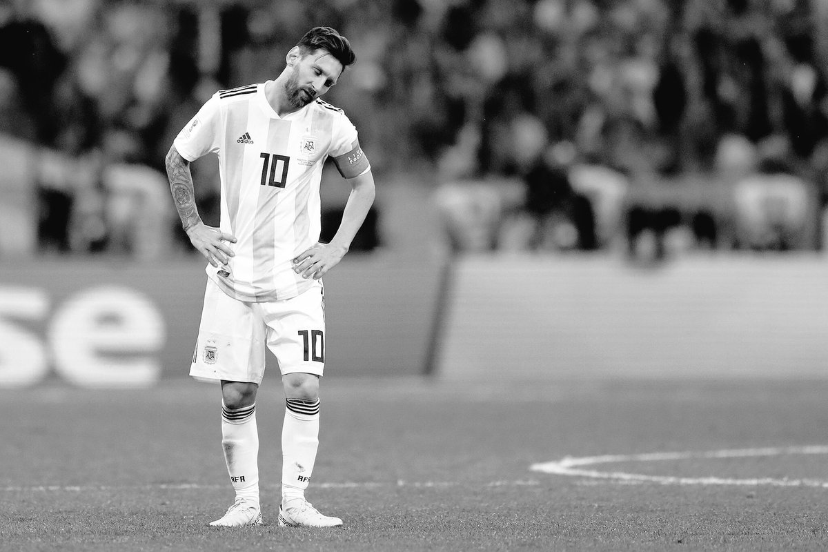 - أدرك العبقري أخيراً حجم الجنون الذي يحلم به
حين أراد أن يكتب التاريخ .. بملاعق من خشب !!