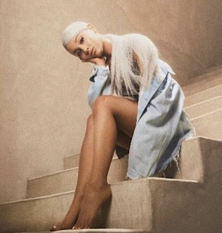 AGMmedias's tweet photo. Outtake do photoshoot para o #Sweetener! ☁️💡 https://t.co/Otm8qdJxRE
