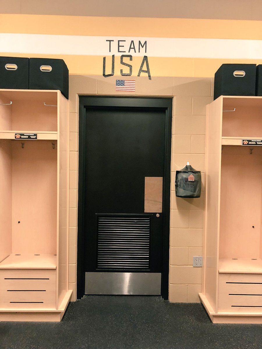 AdrianVSST's tweet photo. THANK YOU @scharfee_ for the amazing new artwork in our locker room!  🖤💛🐾 https://t.co/UlUyvJyMiQ