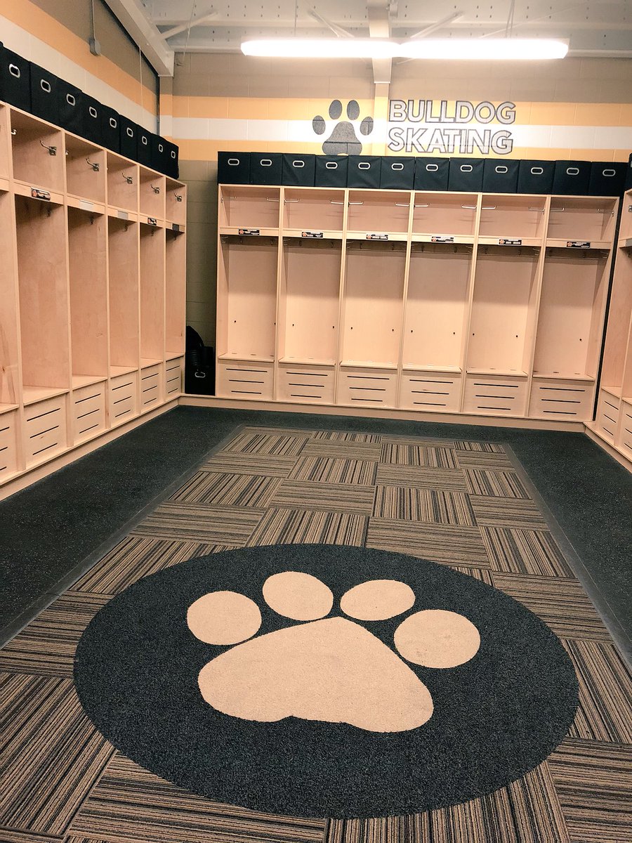AdrianVSST's tweet photo. THANK YOU @scharfee_ for the amazing new artwork in our locker room!  🖤💛🐾 https://t.co/UlUyvJyMiQ