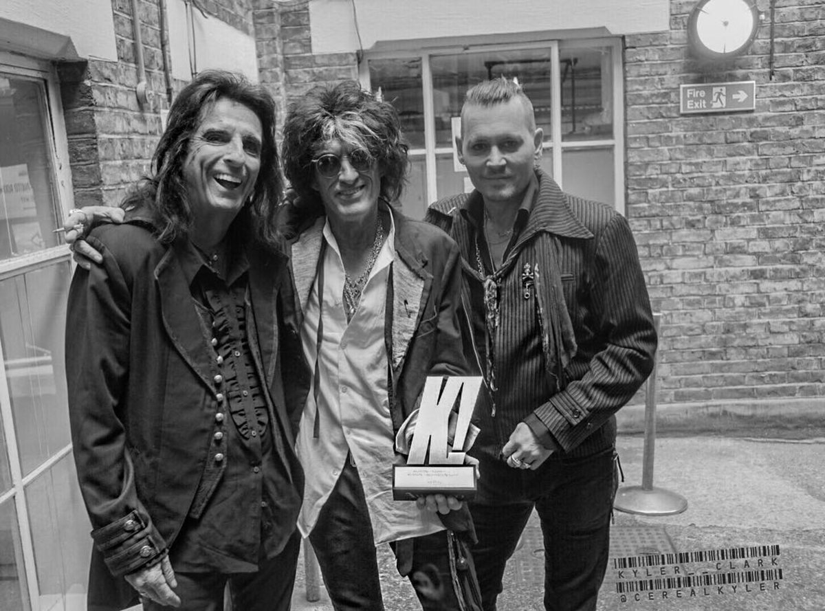 hollywoodvamps's tweet photo. Congrats to @JoePerry for receiving the @KerrangMagazine Inspiration Award!  #JohnnyDepp presented this honor to Joe tonight at the #Kerrang Awards, while @alicecooper presented the @foofighters with the Best International Live Act award.

Photo by: @CerealKyler https://t.co/NOZfJq2zOZ