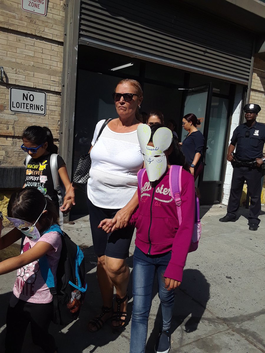 baddgrl_'s tweet photo. My daughter (16) and I went to the Cayuga Center in Harlem, where refugee children are being sent under trump's zero-tolerance policy. The kids spend their days at Cayuga, then leave to sleep in foster homes. We watched the children being led out. All were wearing masks.
1/2 https://t.co/NHZsZi7Om8