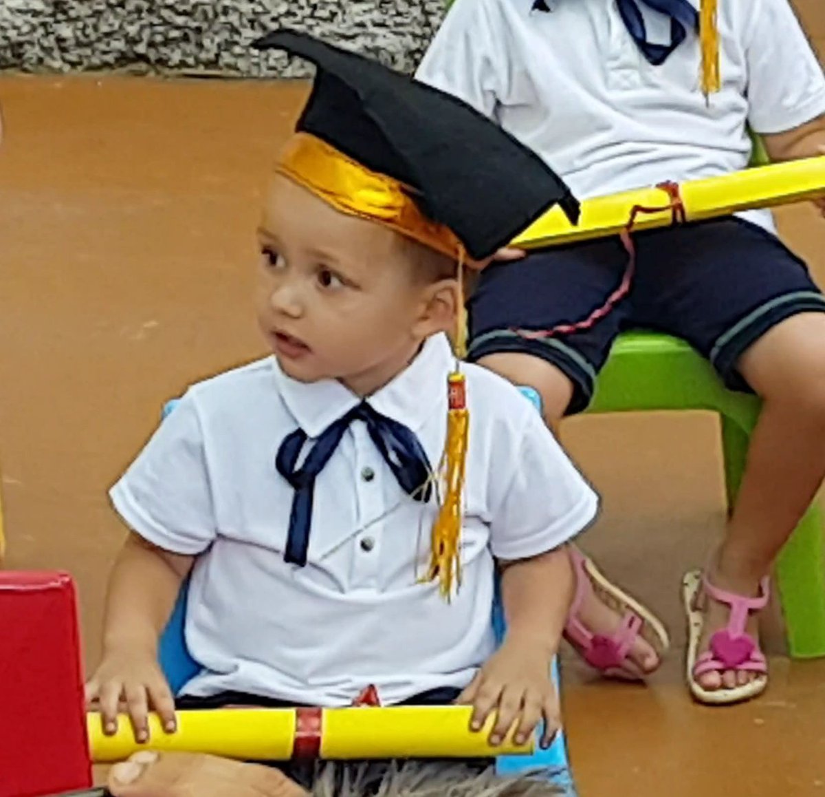 AlejandroHolaSp's tweet photo. Mi pequeñín se está haciendo un hombrecito...Hoy fue su graduación de la guarde y pasa al cole ya con los mayores...eres el campeón de papá y seguro que lo harás igual de bien o mejor tu paso por el cole porque papá sabe lo grande que eres y te va acompañar siempre...tqm pequeñín https://t.co/WeGQZyfRMj