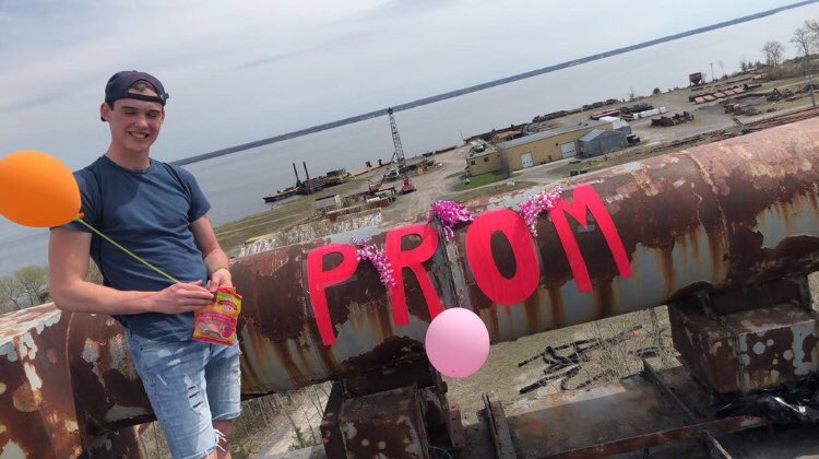 NCCProm2018's tweet photo. Thank you @_braydan and @_emilypanciuk for sharing your super sweet promposal! 🍉🍬 can’t wait to see you two looking cute at prom! 😍✨ https://t.co/t7PWyccc36