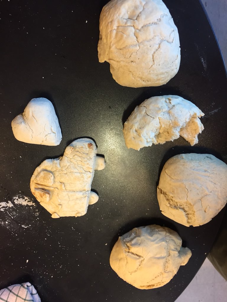 Pancopa2's tweet photo. El pan del viernes pasado y mañana se esperan los nuevos panes! 🥖 #roma5 https://t.co/n9xsAo4IWW