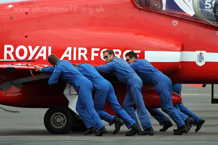 EssexHebridean's tweet photo. As requested by @crawford_alice - @rafredarrows #circus2014 for #ThrowbackThursday!  The full team; @Nickyboomboosh pointing the way; jet pushing (more effort from some than others!) &amp; @rossharrison81 trying to look casual...again! 😂 https://t.co/nyMHwElVfg