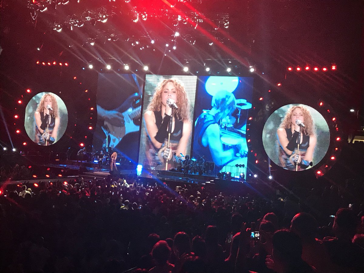 Fedexme's tweet photo. When you can see a great concert of songwriter! Gracias @shakira para tu performance in Milan! See you next time before 7y 😉 https://t.co/GBAuYQUFT0