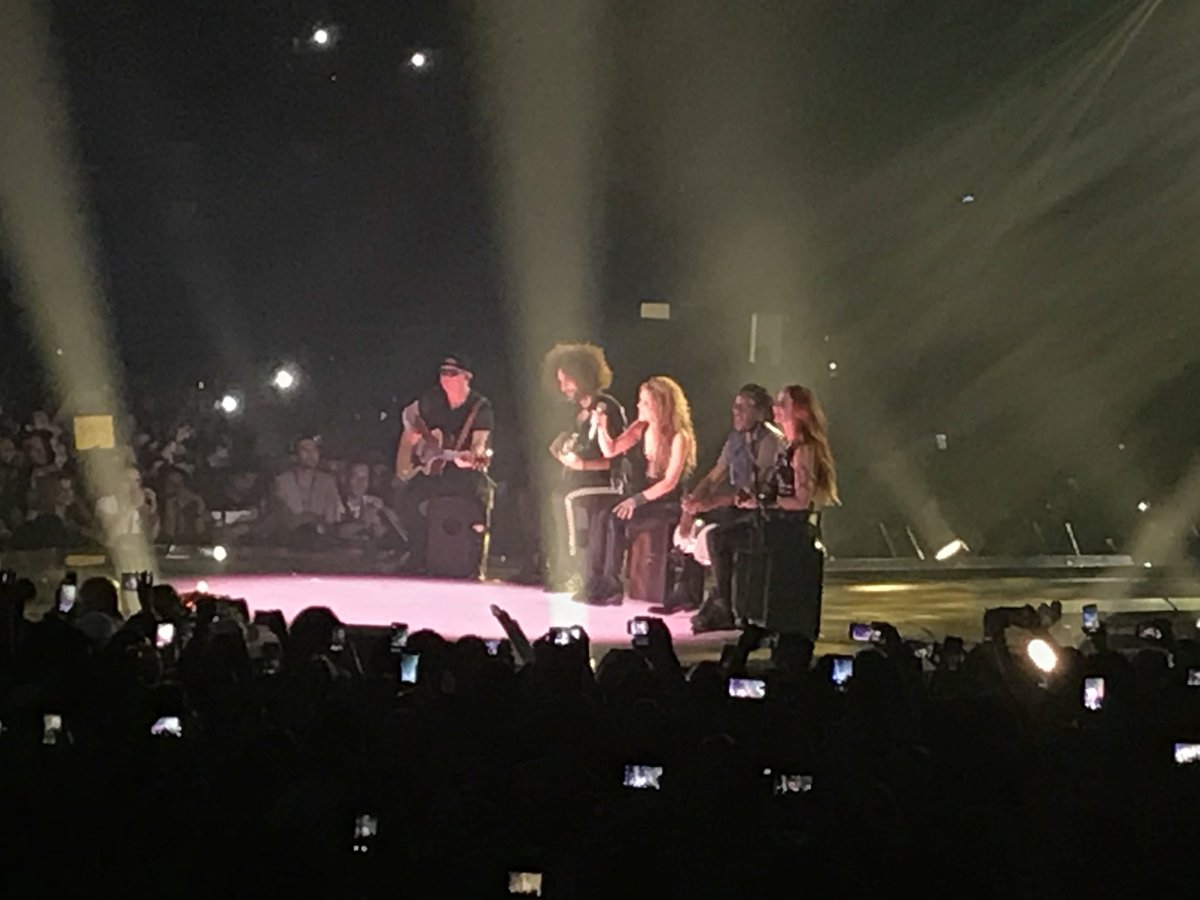 Fedexme's tweet photo. When you can see a great concert of songwriter! Gracias @shakira para tu performance in Milan! See you next time before 7y 😉 https://t.co/GBAuYQUFT0