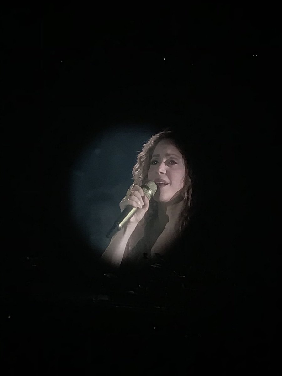 Fedexme's tweet photo. When you can see a great concert of songwriter! Gracias @shakira para tu performance in Milan! See you next time before 7y 😉 https://t.co/GBAuYQUFT0