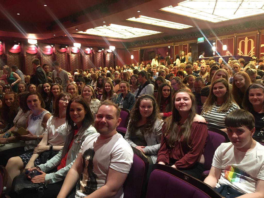 SNHSEngDrama's tweet photo. We’ve had another amazing (and very busy!) day in London. We started off being terrified in the London Dungeons, followed by a flight on the London Eye, some retail therapy in Covent Garden and finished with the fantastic Aladdin #allwalkedout #SNHSLDN18 https://t.co/AtRcl8wo4b