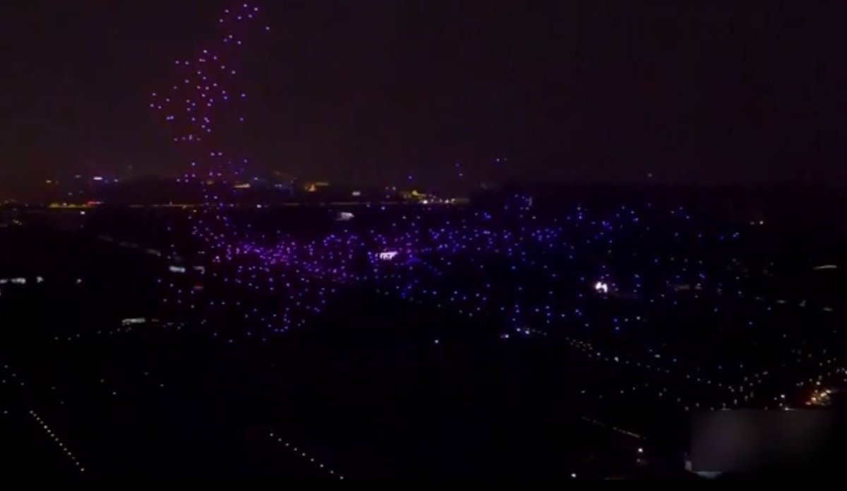 A video shows a 1,400-drone show to celebrate a city's anniversary in China bit.ly/2McjSwh?utm_so… https://t.co/UqAhfder4t