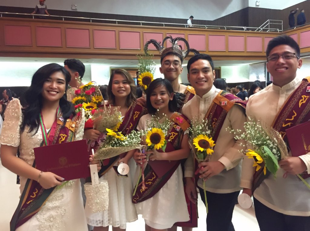 iskolarium's tweet image. Maraming salamat UP! 
Sa lahat ng hirap at sakripisyo.
Sa mga naging kaibigan.
Para sa pamilya.
Para sa bayan!
😊🌻💚❤️

#Oblation2018
#Sablay2018
#Grad18