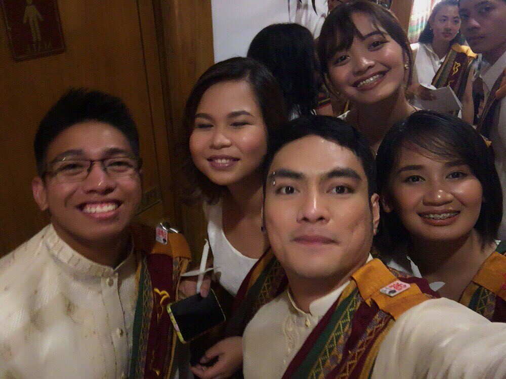 iskolarium's tweet image. Maraming salamat UP! 
Sa lahat ng hirap at sakripisyo.
Sa mga naging kaibigan.
Para sa pamilya.
Para sa bayan!
😊🌻💚❤️

#Oblation2018
#Sablay2018
#Grad18