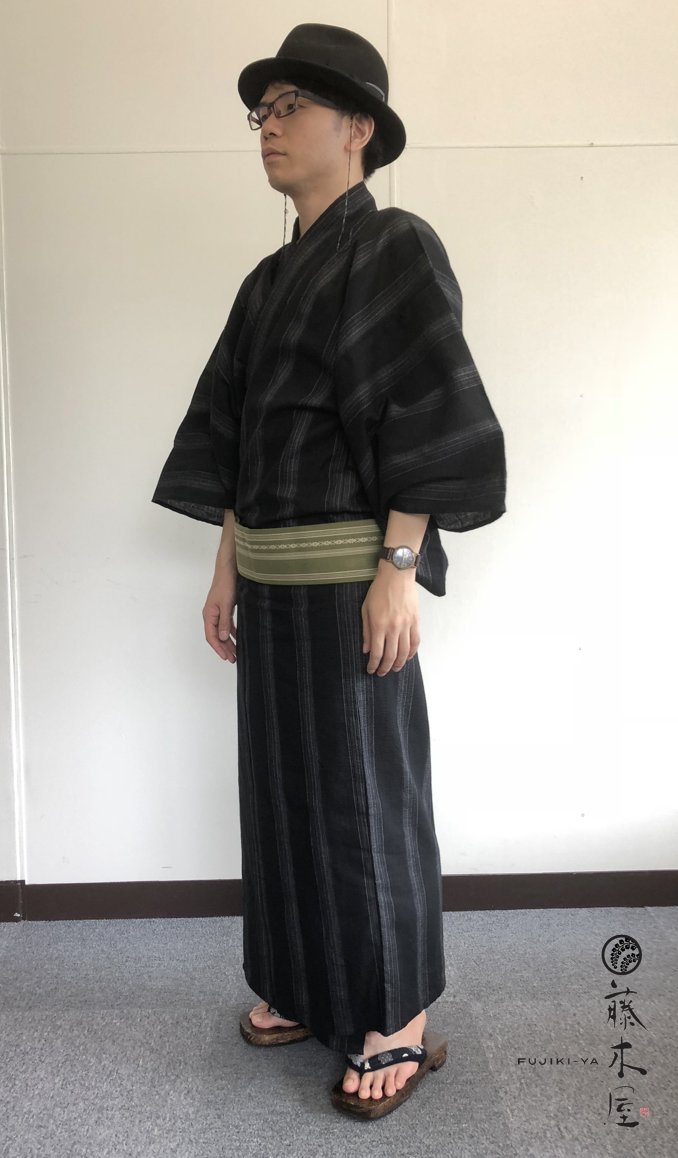 男の着物 藤木屋 男着物 メンズ浴衣専門店 東京都内最大級の品揃え V Twitter リーズナブルな12 000円 税の メンズ浴衣４点セット が登場 藤木屋 でも特にお求めやすい 黒地に縞の しじら織 の メンズ浴衣 に緑の 献上柄角帯 を合わせた