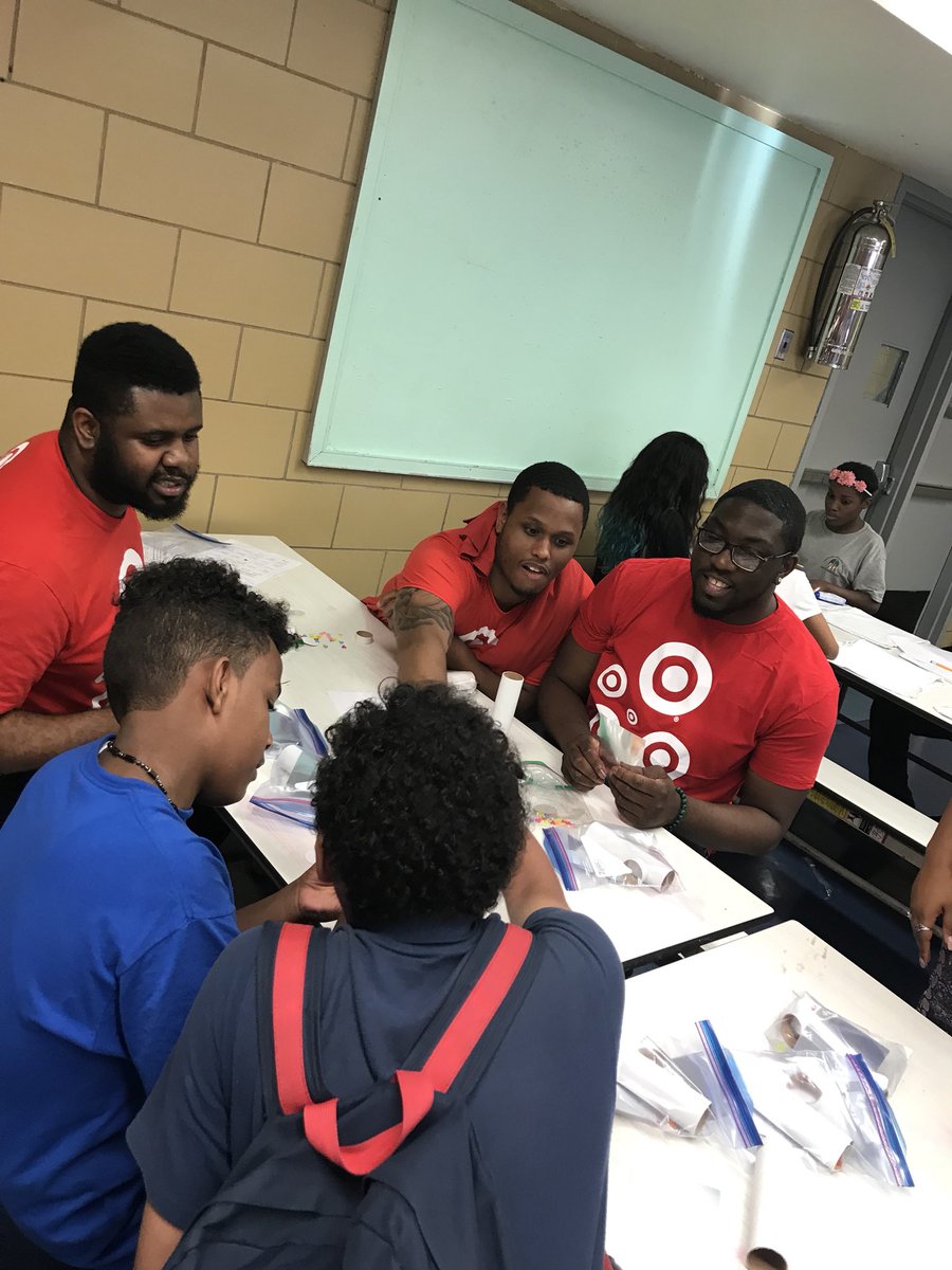 DwrobertsMs's tweet photo. Thank you @GrandStSttlment for giving the LES team an opportunity to give back today! #T3284 @Elena_TGT @FFausett @Jesse_NER @eglotch https://t.co/4A1BGQXjxA