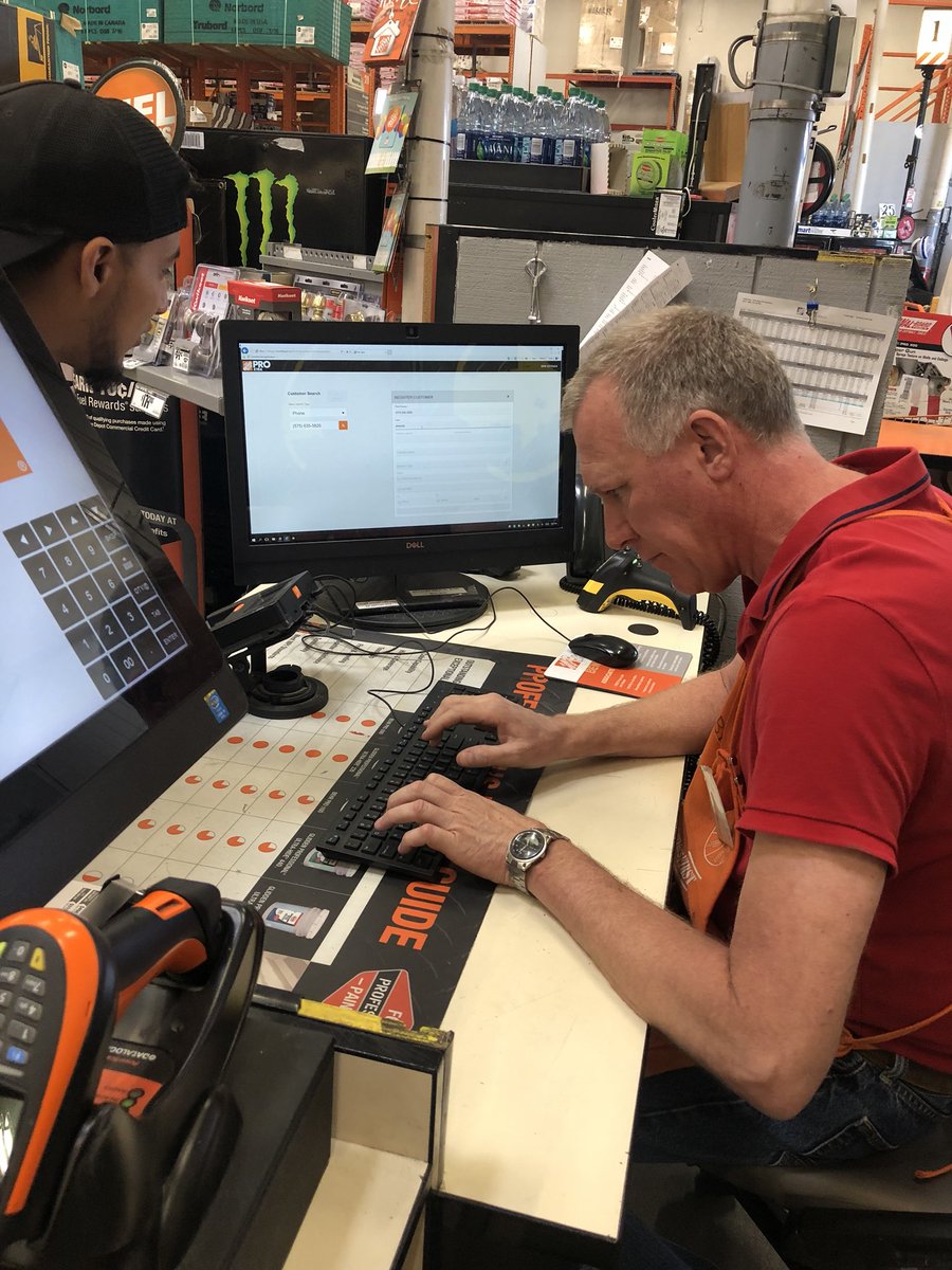 Secretlybatman7's tweet image. Millwork Specialist Brad signing up a contractor for a PROxtra account !!! #AssociateInvolvement #ProDesk3505 @david_huntsman @raul060376 @alyssa_bok @DianaSundermann