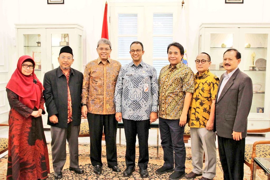 Lebaran <a href="/FPKSJakarta/">IG : FPKSJakarta</a> Bersama Gubernur <a href="/aniesbaswedan/">Anies Rasyid Baswedan</a> &amp; Wagub <a href="/sandiuno/">Sandiaga Salahuddin Uno</a> , tampak hadir anggota fraksi diantaranya  <a href="/Triwisaksana/">Sani</a> , <a href="/rifkohabriani/">rifkoh abriani</a> , <a href="/DiteAbimanyu/">Bang Dite</a> , <a href="/roisHS1/">Rois Hadayana S</a> , Nasrullah &amp; Achmad Zairofi

Assalamu'alaikum Pagi TweePKS 
#JumatBerkah