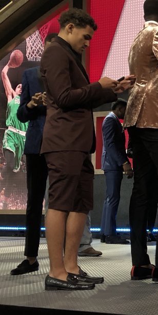 keemiemillz's tweet photo. This fit is terrible, I am not sorry #NBADraft2018 @TheTraeYoung https://t.co/Gxks9MCVPn
