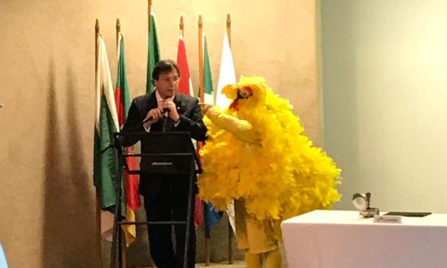 laurojardim's tweet photo. Manifestante fantasiado de pássaro impede presidente da Eletrobras de discursar. https://t.co/oWGOyUwGuh https://t.co/hNs20427sx