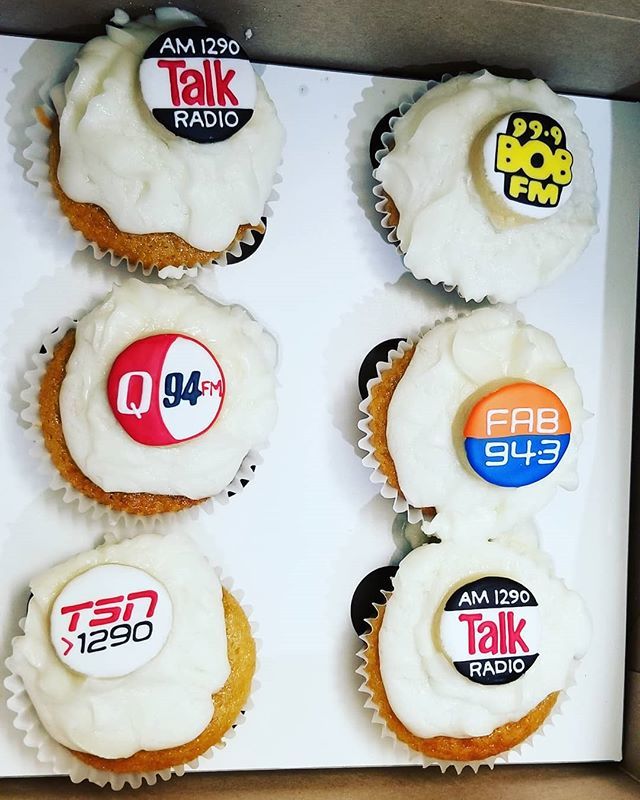 chrizland's tweet photo. I freaking love cupcakes &amp; radio. Great job, Sweet Impressions Bakery!!! 🙌❤️😋 #bestofbothworlds  @sweetnutfree https://t.co/JvwCgIPFUQ https://t.co/WFS6B4iylD