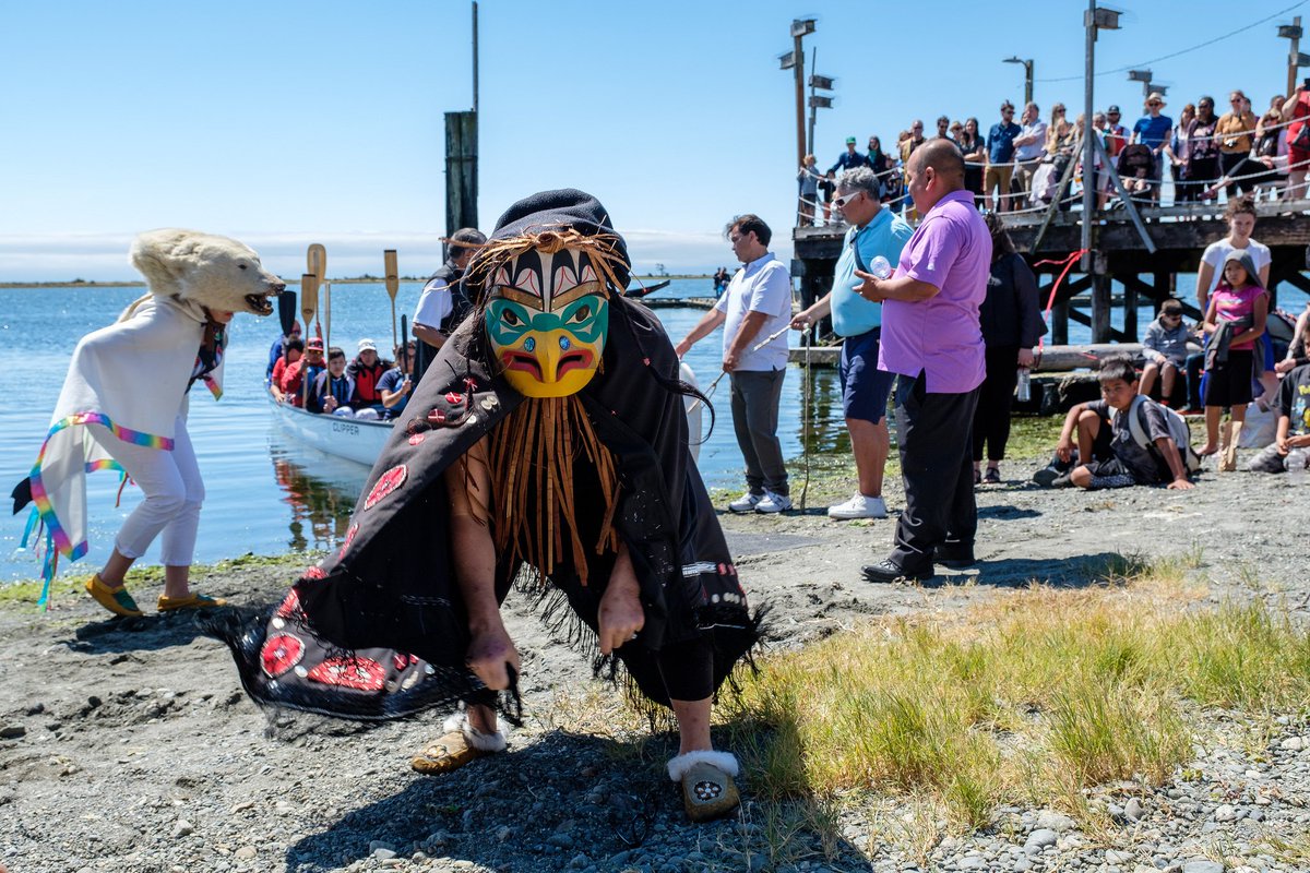 BCGovNews's tweet photo. Every person in BC has a role to play in reconciliation, to work together to understand our shared history and build a better future. We celebrate the diverse cultures, knowledge and history of Indigenous peoples. https://t.co/343lZhp1Aw #NIPD2018 #NationalIndigenousPeoplesDay https://t.co/2JMMzzO6W8