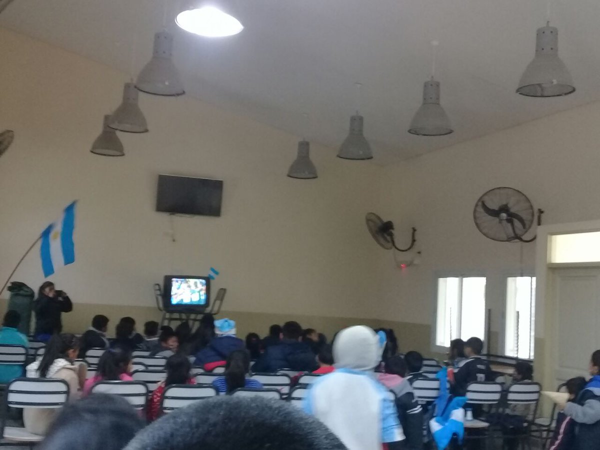 Mirando el partido... Vamos Argentina... Esperando las palomitas...