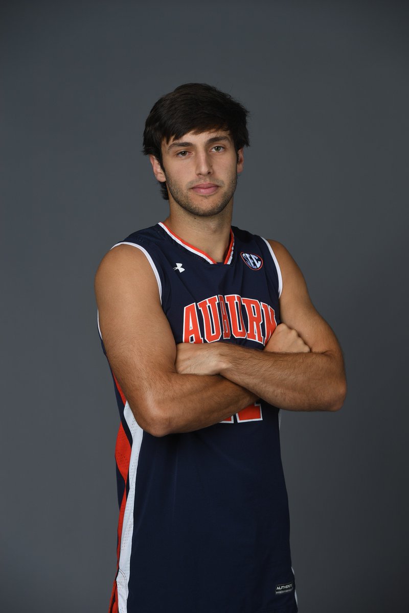 RealTCutt's tweet photo. Hey NBA teams, if you're ever having trouble finding Colin Sexton's weakness, I have your answer 🤔 #NotAFoul #WarEagle https://t.co/fFHaIEygKY
