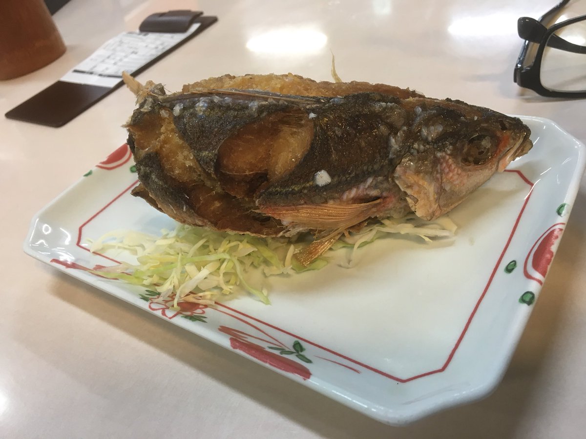 ぎわけん たびろぐ 埼玉クロスカブ主 10月から漁師 第一牧志公設市場にてグルクンの唐揚げと中味そば グルクンは骨まで食べれるぜー