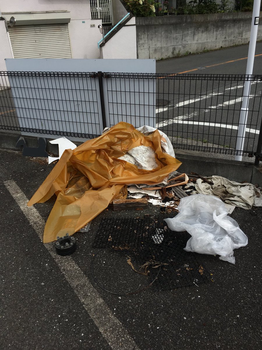 nishiki241's tweet photo. 昨夜22時〜7時の間にホイール付きタイヤ4本盗まれました。場所は東京都羽村市羽加美2丁目。
ホイールはAmistadのBRlGHT、タイヤはピンソ。サイズは19インチです。
ヤフオクや中古パーツ屋で見かけたらご連絡お願いします。 
警察に連絡済みです。
#拡散希望 #盗難 #ホイール盗難 https://t.co/aJaDriUUgS