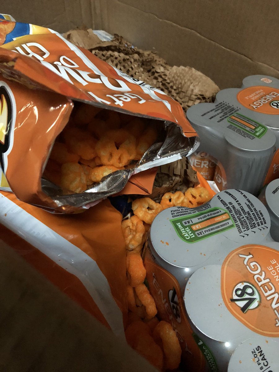 Ashlynn300's tweet photo. @Walmart #pickup needs to get it together. I waited approximately 10 mins for someone to bring my order to the tower. Then I open it to find this... I’m done with this garbage. #ineedlunchsnacks https://t.co/R4gHSqHdaL