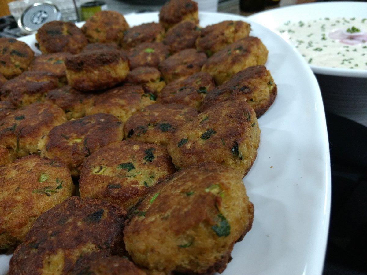 Foodfaye's tweet photo. Jennifer Segal was @MelissasProduce yesterday to present her new #cookbook, Once Upon a Chef, & Maryland-style #crabcakes with tartar sauce were on the menu!
Rest of menu https://t.co/ALnsfupJV9
#onceuponachef #InMelissasKitchen @OnceUponAChef #crab #seafood #tartarsauce https://t.co/kLfXoDFWTP