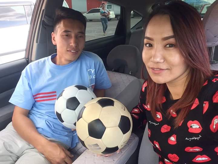 #Монголд_Анх_Удаа
Монгол үхрийн ширээр, монгол хүний гараар бүтсэн Монгол хөлбөмбөгийг Монголд тэр дундаа Сүхбаатар аймагт үйлдвэрлэж байна. Зэв нэртэй монгол хөлбөмбөг монгол орны өнцөг булан бүрт, цаашлаад тив дэлхийн хөлбөмбөгийн талбайд гарахад ийнхүү бэлэн болжээ.
RT RT RT