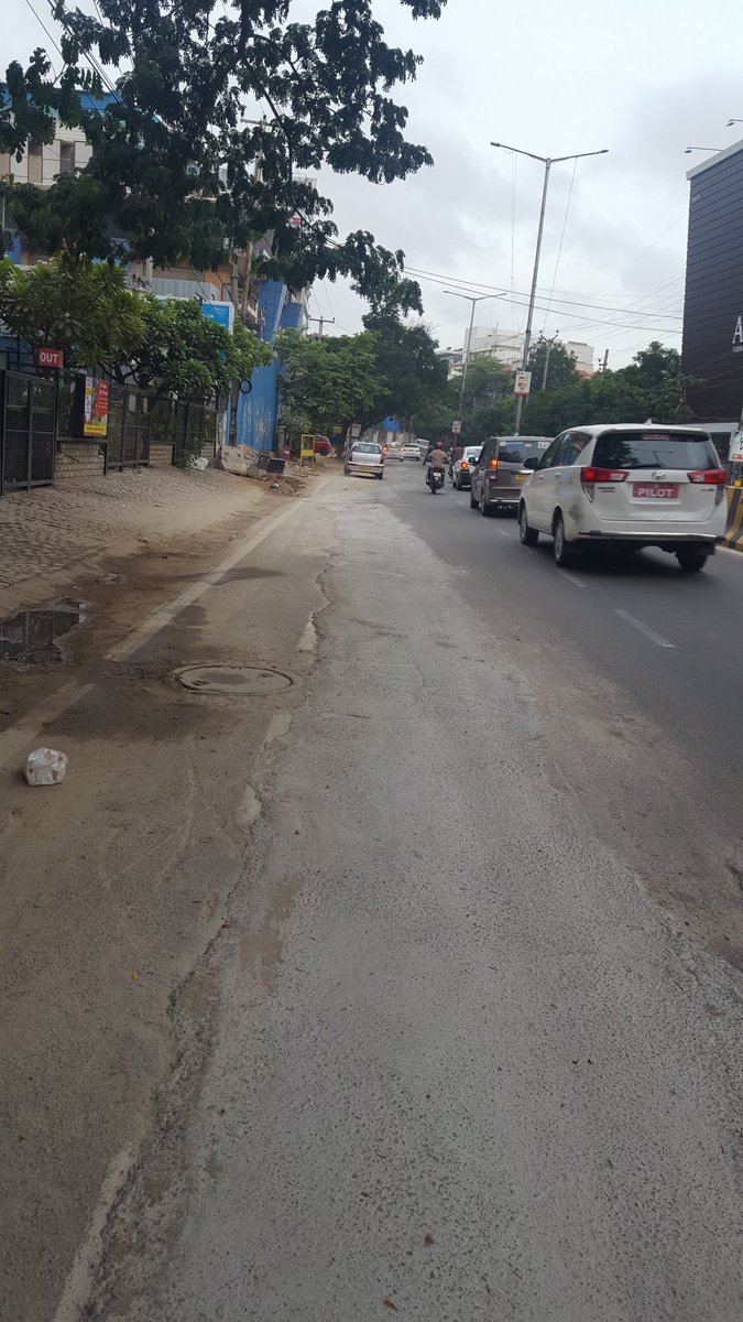 HMWSSB@online Sir, Cleaned CC Road in between NBT Kamaan to Command control Banjarahills Road number 12-cgm2