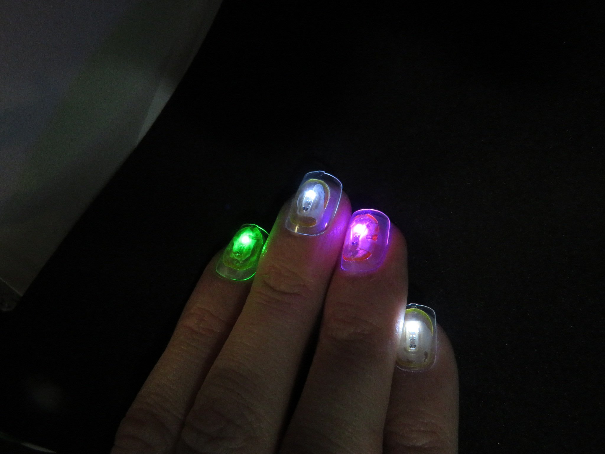 Make Japan Make Projects Nfcタグとledで作った光るネイル クレジットカードのチップも埋め込んでみた この数十年間で ネイルアートはかなり進化した そろそろテクノに走ってもいいんじゃないかな 私は自分のネイルにもっとテクノロジーを