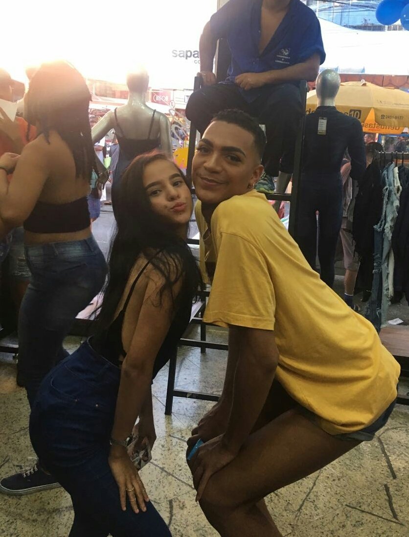 IaeBarbie77's tweet photo. Vi a Bila bilu , e a grandona hj ne rs melhores pessoas😍😍 , monaaa a Arthur é muito grande me senti uma gnomo!! @thadcesario  @Arthurstsa https://t.co/boTQMI37Rh
