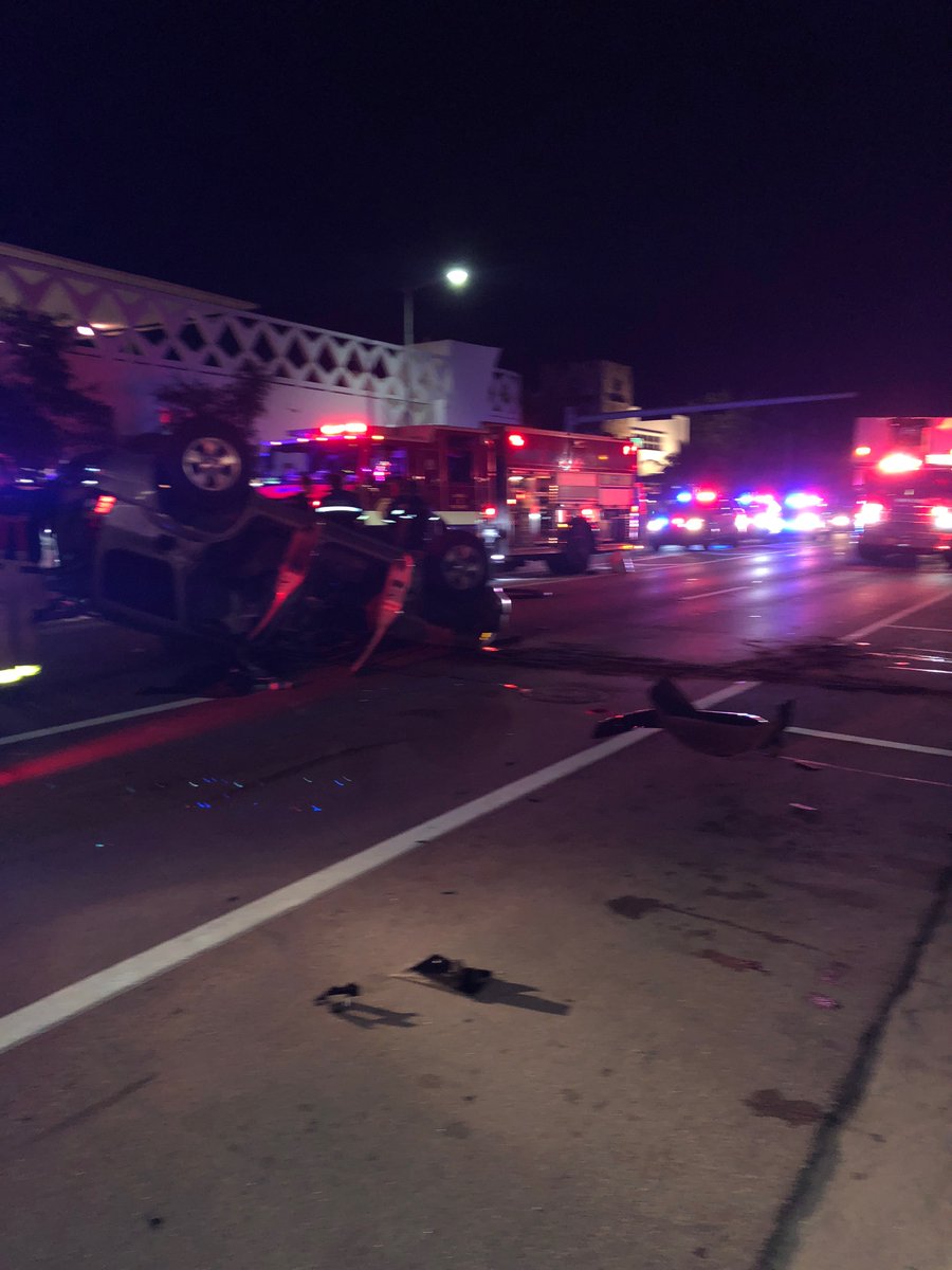UPDATE: Driver of SUV crashes into parked Jeep near Whole Foods in South Beach bit.ly/2KbVryn?utm_so… https://t.co/E2CTi4CEEg