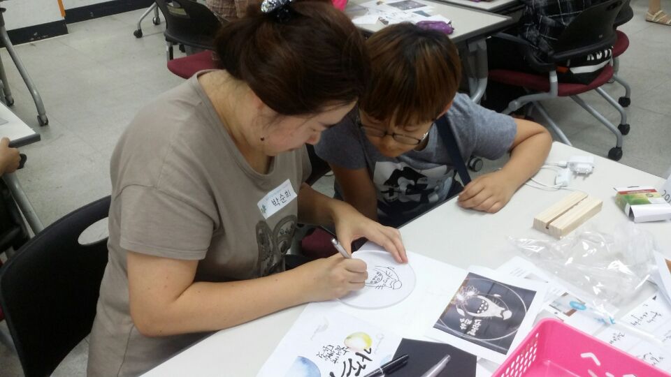 [가족사랑의날] 6월 가족사랑의 날, LED 아크릴 무드등 만들기! 
반짝반짝 빛나는 아크릴 조명과 함께 

가족 모두 행복한 시간이었습니다 😍
7월 가족사랑의 날도 기대해주세요~
#성남시 #가족여성과 #성남시건강가정지원센터 #가족사랑의날 #아크릴무드등