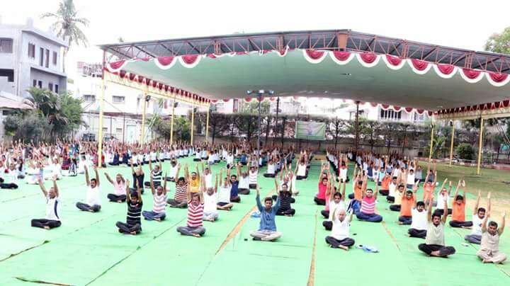 SolapurNima's tweet photo. Yoga Day celebration by @SolapurNima in alliance with SGR Ayurvedic College, Solapur https://t.co/kfKd13C6rz