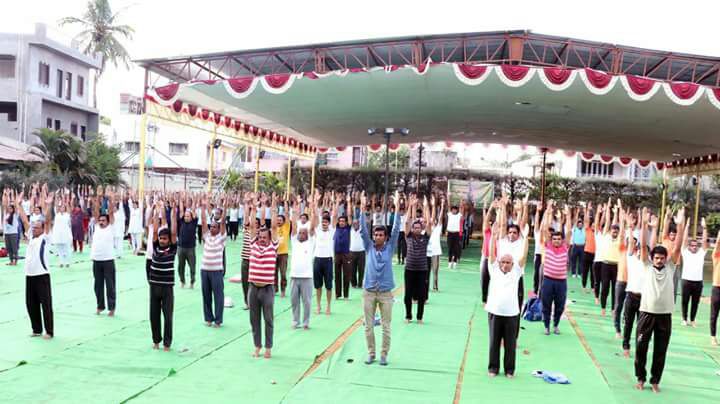 SolapurNima's tweet photo. Yoga Day celebration by @SolapurNima in alliance with SGR Ayurvedic College, Solapur https://t.co/kfKd13C6rz