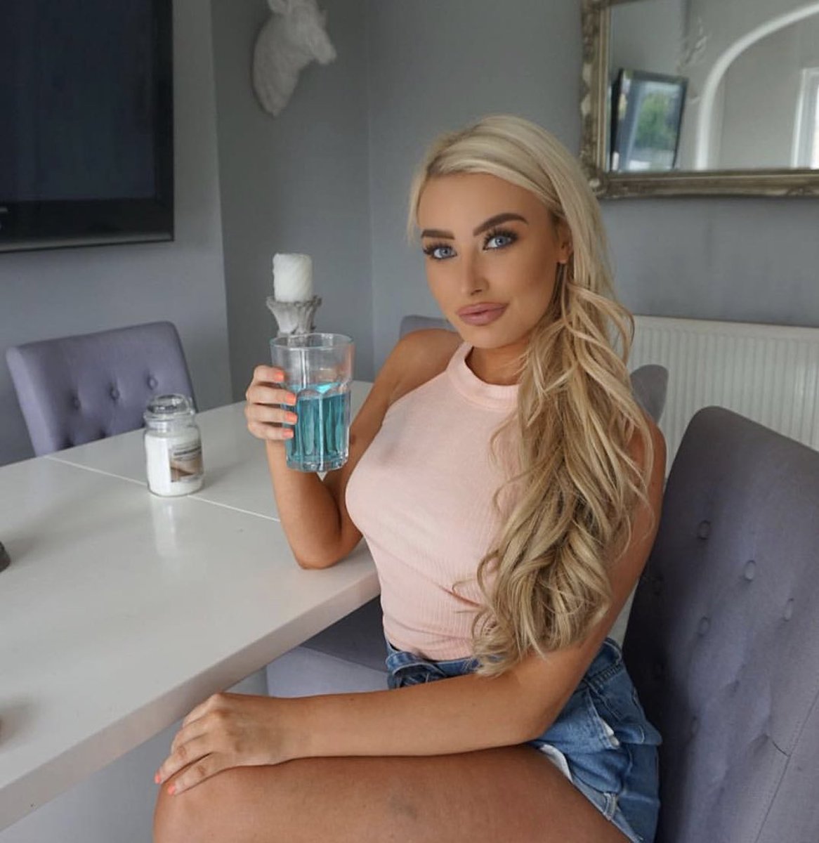 elevation__PR's tweet photo. Our bombshell @chloecrowhurst_ is back in the U.K. 🙌🏻 let’s get back to the grind 

#TeamEPR #ElevationPR https://t.co/FNLw12NcZa
