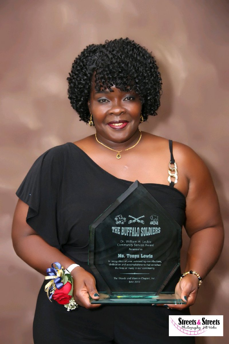 CWAV813's tweet photo. Thank you Mr. George Street with Streets &amp; Streets Photography/Video for capturing me receiving my award "Dr. William H. Leckie Award" from the Buffalo Soldiers.

Founder/President of Children With A Vision

#ChildrenWithAVision #Cwav813
#Cwav https://t.co/cfDeb4h9IM