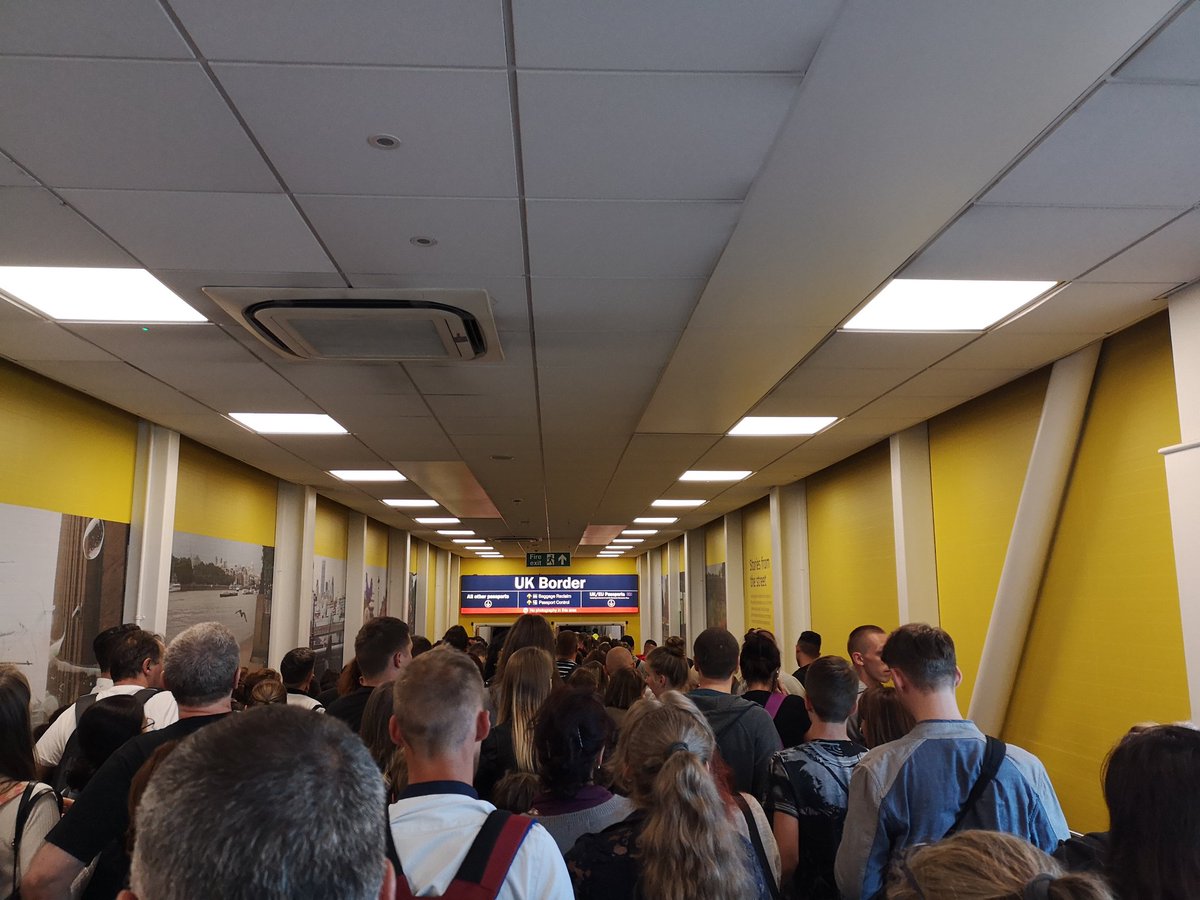 OlgaJachimovic's tweet photo. #LutonAirport classy #messy as always. If not one then another issue... #queuing for #passportcontrol over 40 minutes now... 🤦 https://t.co/UIBru5dv1Z