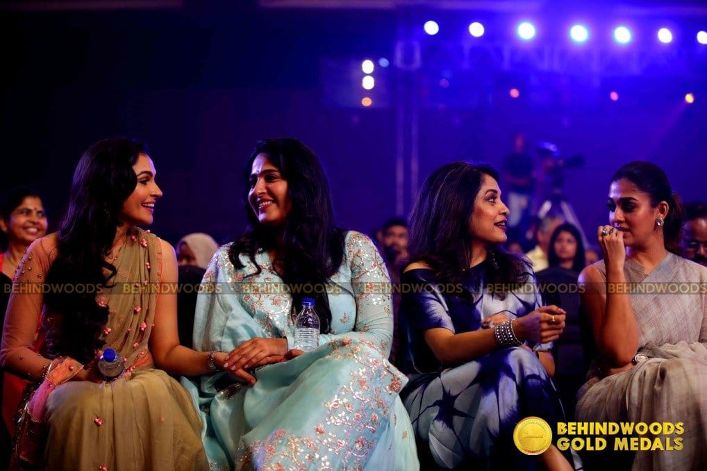 currentlynoone_'s tweet photo. The leading ladies of South Indian Cinema gets in a talk with each other at Behind woods gold medals 2018😍😘
@meramyakrishnan
@Anushka_ASF 
@andrea_jeremiah
#nayanthara 
@BehindwoodsTV https://t.co/M3a6Y8KHyk