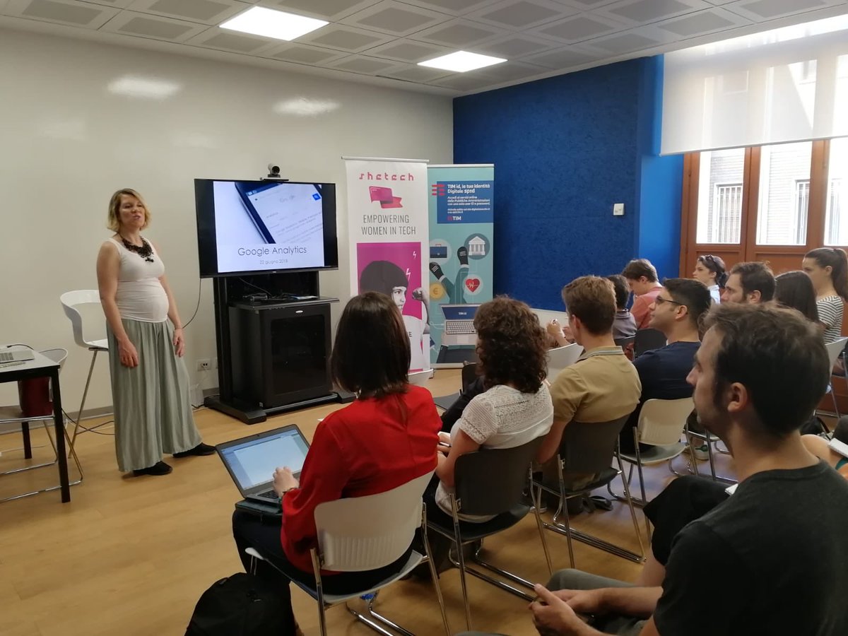 Pronti...partenza e...via alla prima sessione del #GoogleDigitalTraining con Livia Bettini e Raffaella Amoroso 👭
Si parla di #GoogleAnalytics...💻📱⌨️
Stay tuned per il prossimo appuntamento 🤗