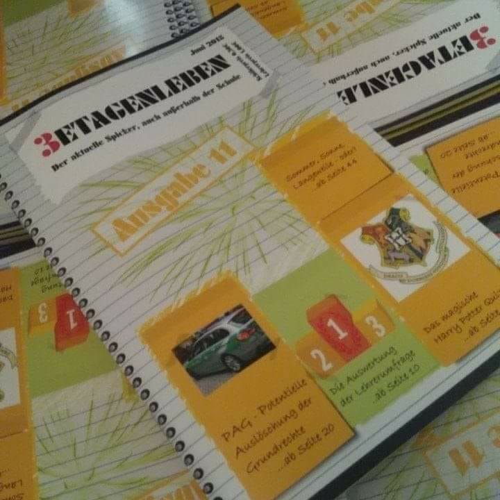 3etagenleben's tweet photo. Freut euch! Die neue Ausgabe der Schülerzeitung ist da! Am Montag könnt ihr sie während des Hoffestes kaufen.
#3el #Schülerzeitung #neueAusgabe #Postwarpünktlich https://t.co/JuVW120obJ