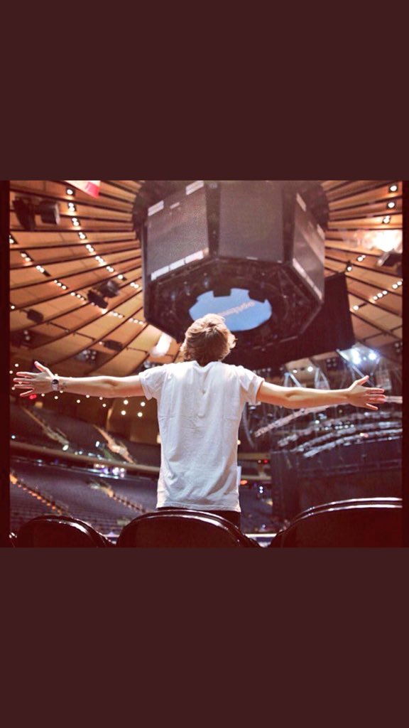deathofTOP's tweet photo. I’m so happy for him #HarryStylesMSG #HarryStylesLiveOnTourNewYork https://t.co/rz7dYdi4lH