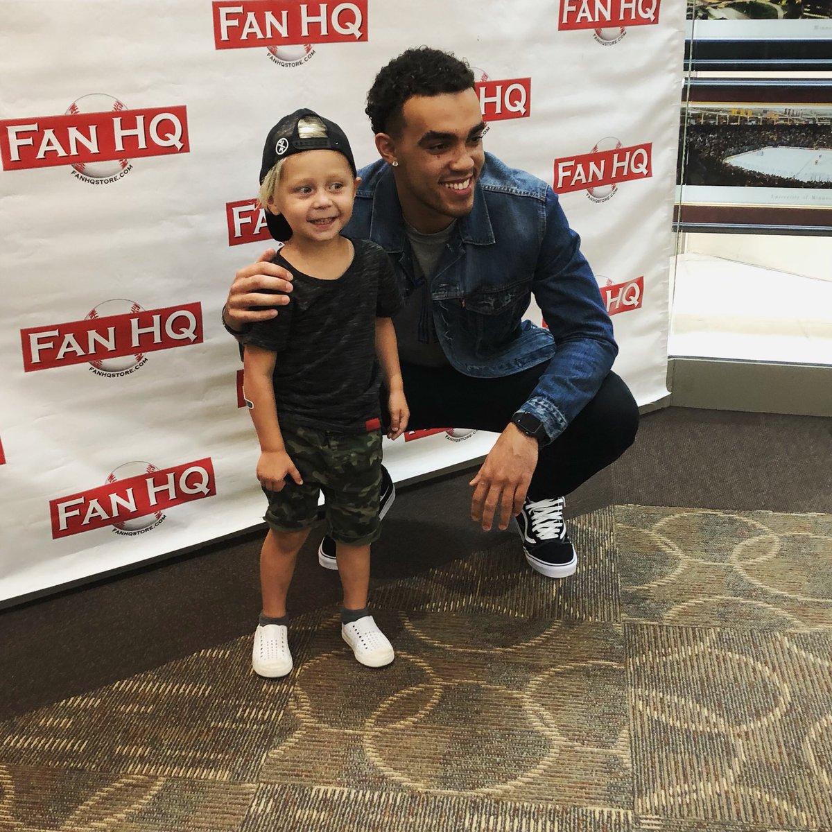 FanHQ's tweet photo. Fans of all ages were at Fan HQ in @EdenPrairieCtr tonight to meet @1Tyus! Thanks to Tyus & all the #InkAddicts & #FlashAddicts who stopped by to meet him! #AllEyesNorth https://t.co/1yUb3Q31Tj
