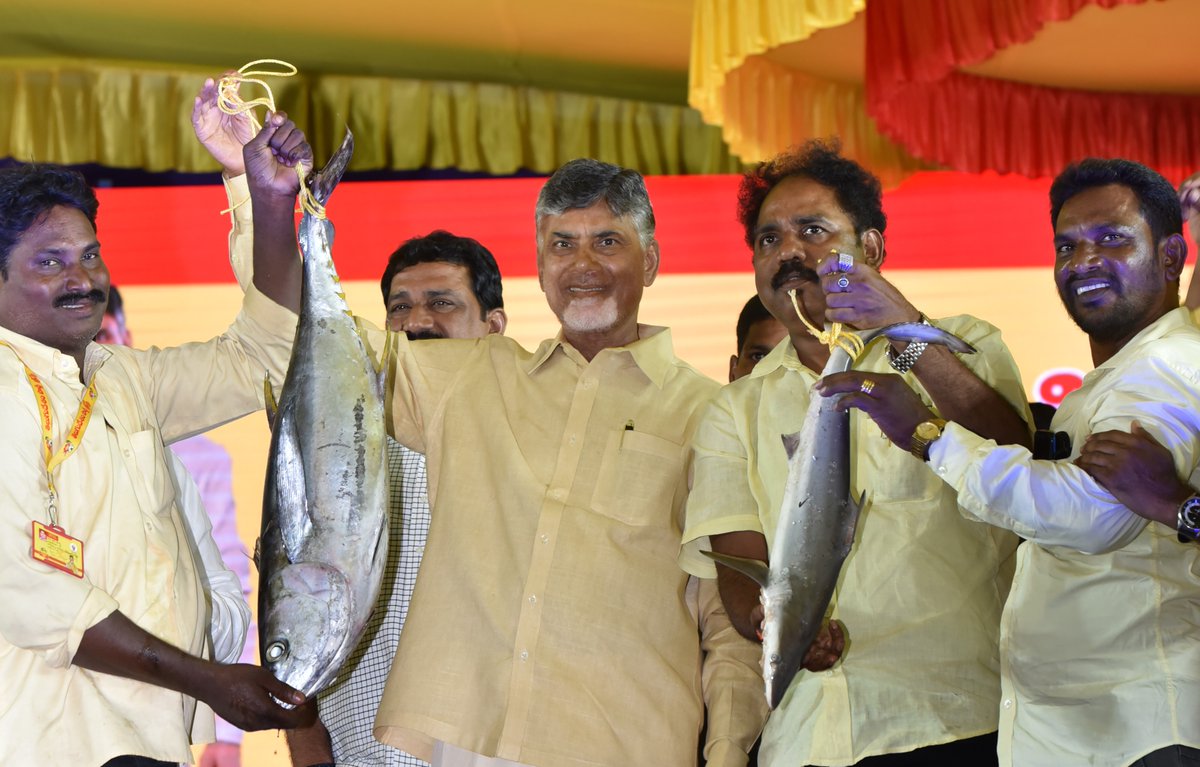 TDP24x7's tweet photo. At an event held in #Vizag yesterday, Sri @ncbn distributed house site pattas to hundreds of deserving #BPL families
#TDP #Vijayawada #Chandrababunaidu #NaraLokesh #AP #NTR #TDPNews #TDPLive #isupportcbn #ChandrababuNaidu #ncbn #JaiTDP #JayGalla #tdpandhra #BalaKrishna https://t.co/OuZxu6gkBo