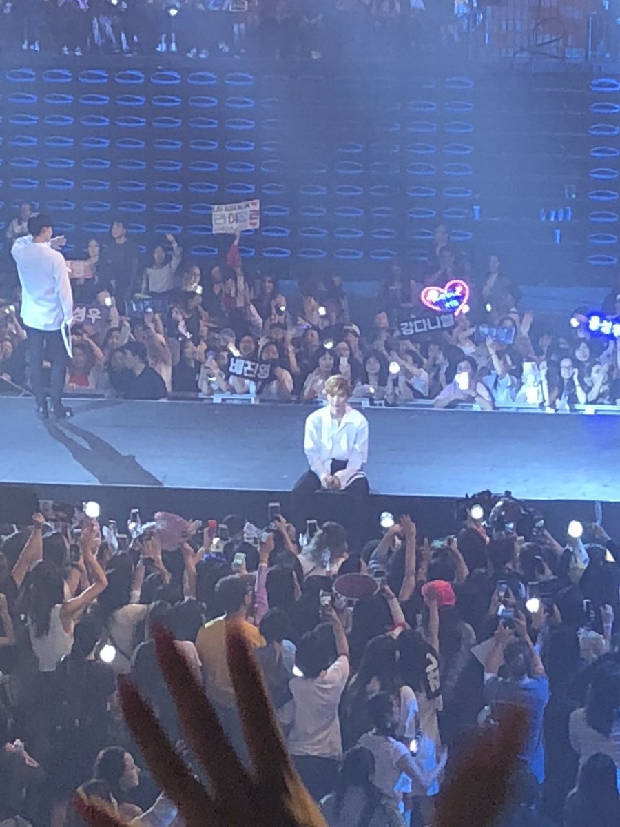callmeniela's tweet photo. 와... 고척은 그 큰데서 고나리에 귀에 딱지 얹도로 잡고 뽑아내더니 저긴 대놓고 찍고있는데 말리는 사람 아무도 없네... 아니 애를 앞에두고 왜 다 폰만 들이대고 있는 거야... 눈을 마주보라고 눈을 ㅠㅠㅠㅠㅠㅠㅠㅠㅠㅠㅠㅠㅠ 아 룸곡 ㅠㅠㅠㅠㅠㅠㅠㅠㅠㅠㅠㅠㅠㅠㅠ https://t.co/5DfJZ3pqIk